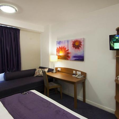 Premier Inn Epsom Central Eksteriør billede