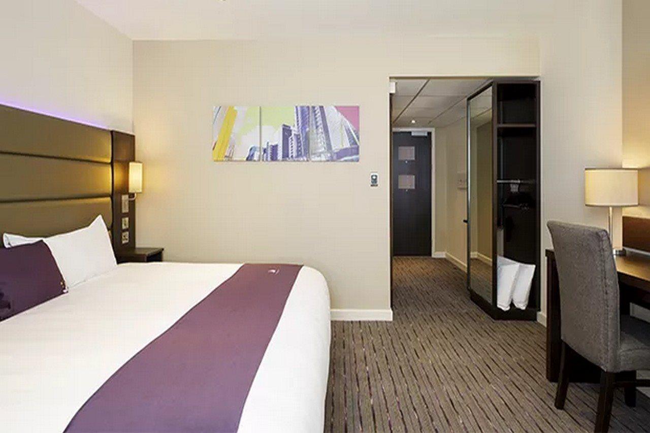 Premier Inn Epsom Central Eksteriør billede