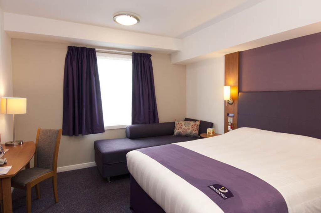 Premier Inn Epsom Central Eksteriør billede