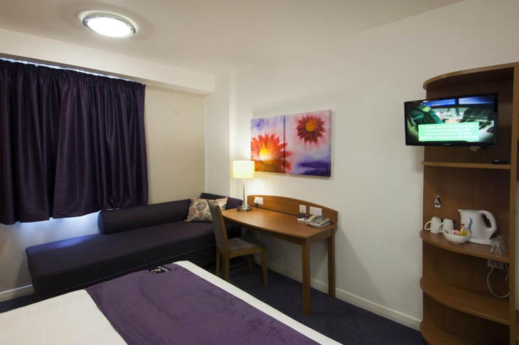 Premier Inn Epsom Central Eksteriør billede