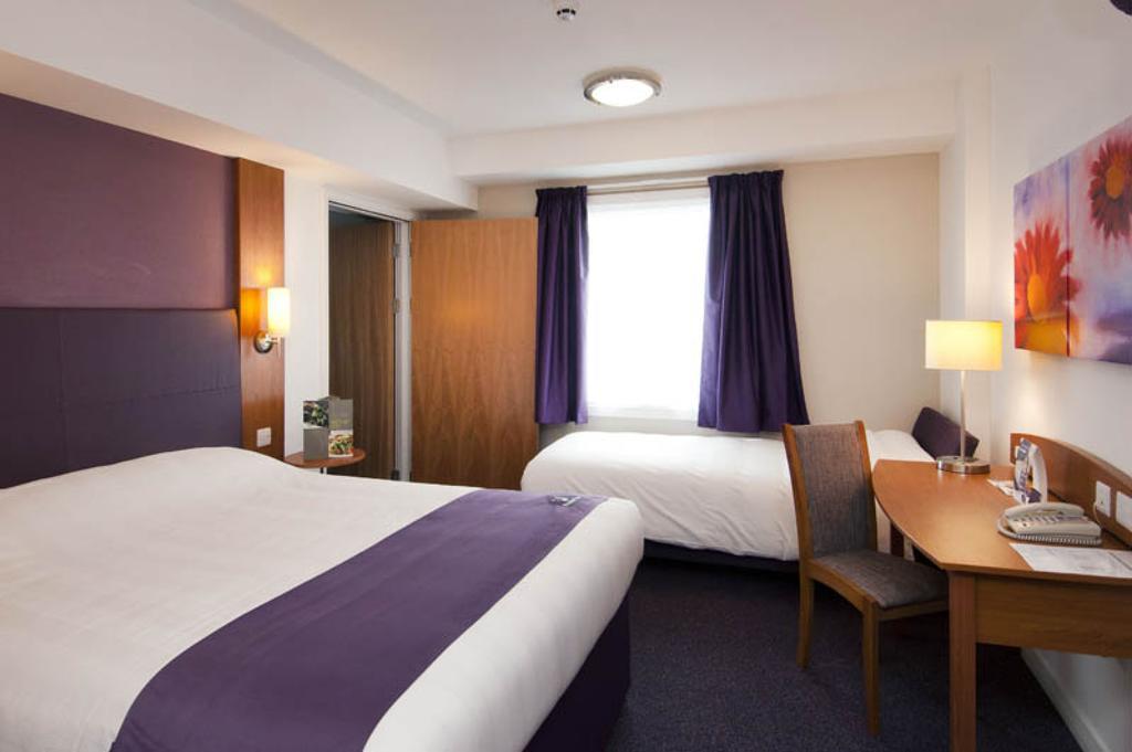 Premier Inn Epsom Central Værelse billede