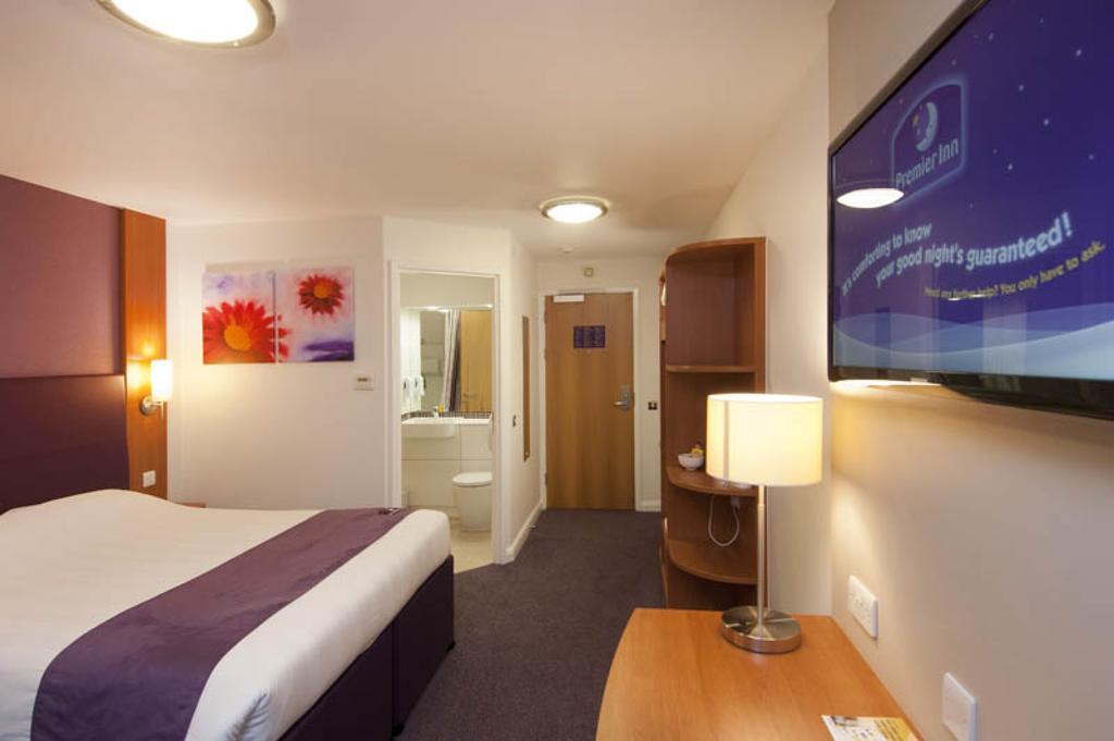 Premier Inn Epsom Central Eksteriør billede