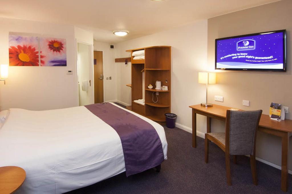 Premier Inn Epsom Central Eksteriør billede