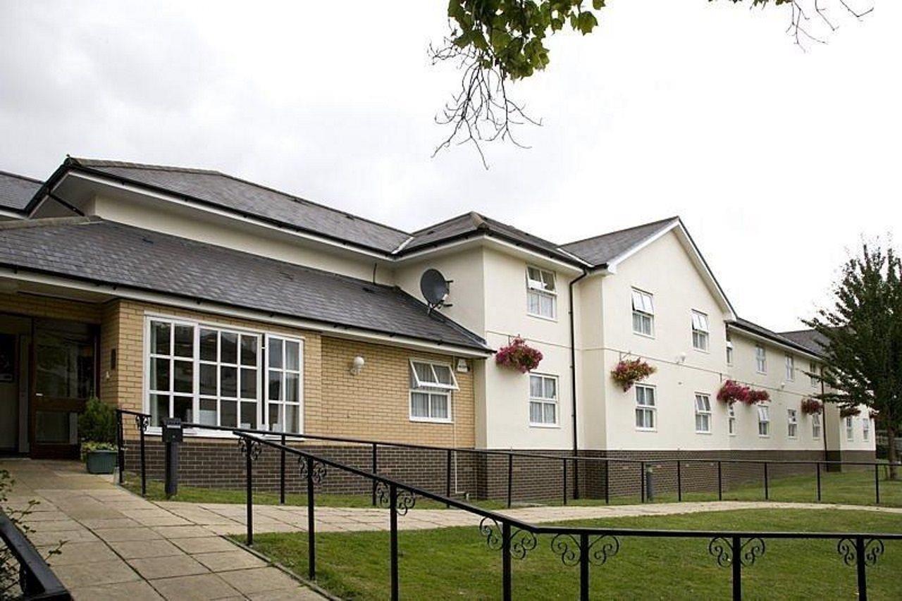 Premier Inn Epsom Central Eksteriør billede