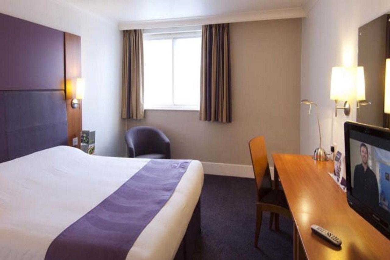 Premier Inn Epsom Central Eksteriør billede