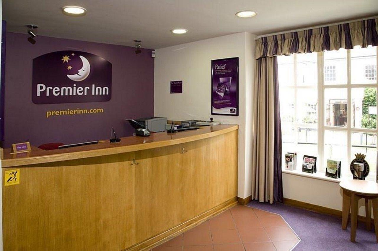Premier Inn Epsom Central Eksteriør billede