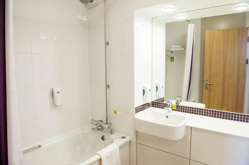 Premier Inn Epsom Central Eksteriør billede