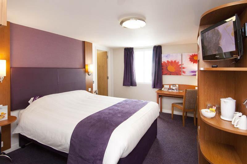 Premier Inn Epsom Central Eksteriør billede