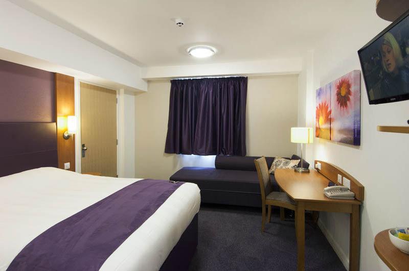 Premier Inn Epsom Central Eksteriør billede