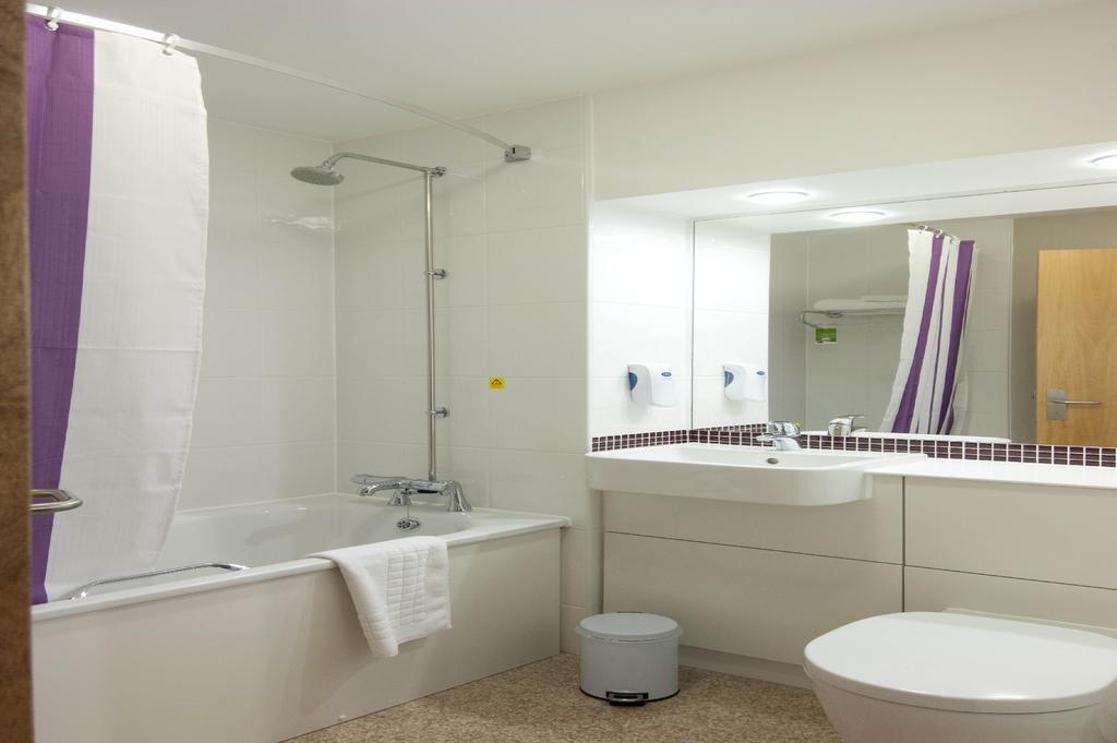 Premier Inn Epsom Central Eksteriør billede